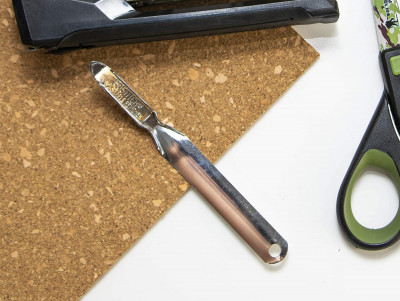 This other version could be used under the fingernails after sharpening the tip a little bit.